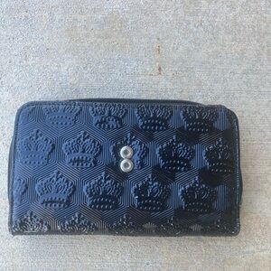 Black crown wallet with zipper